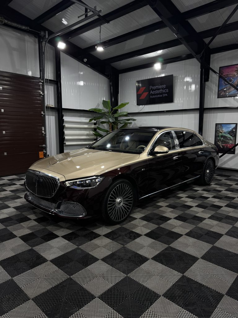 Mercedes Maybach colantat in doua culori (Two Tone) negru si auriu in garaj Pitesti