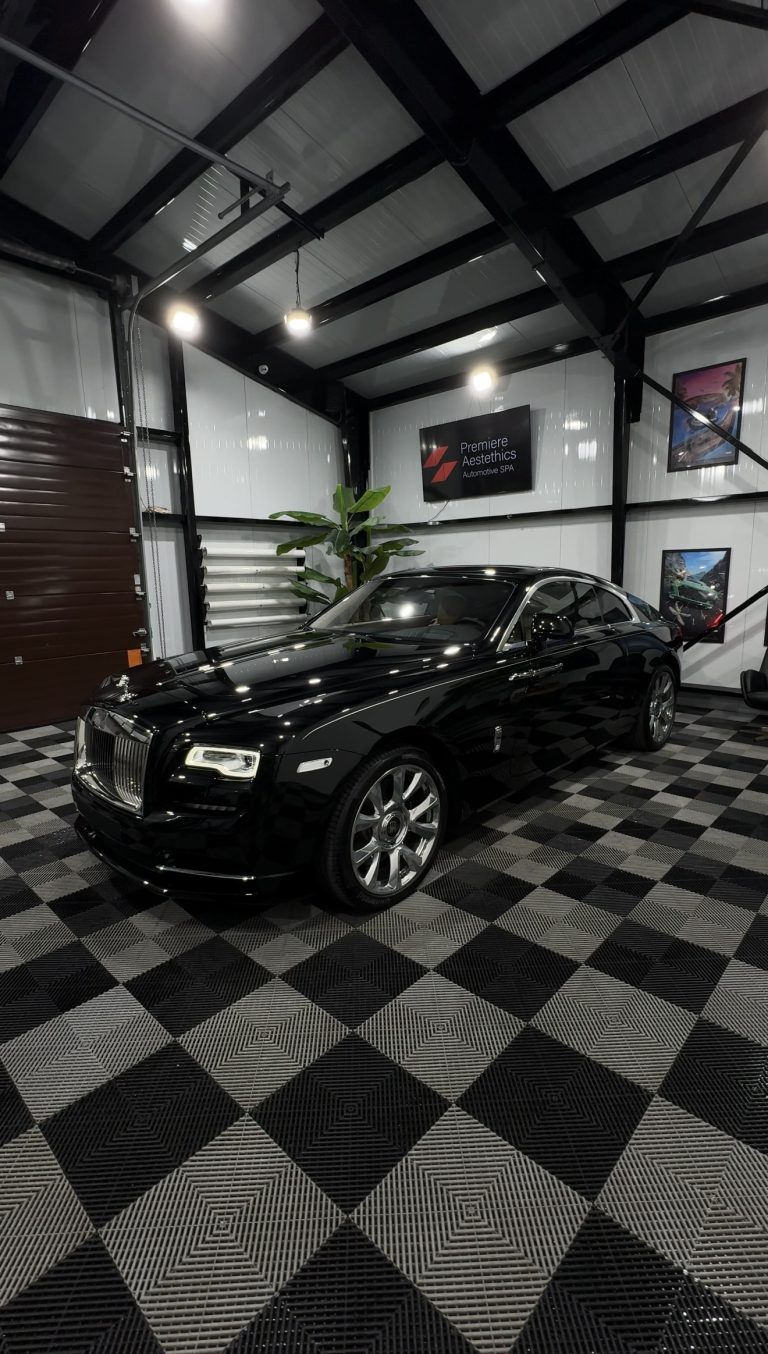 Rolls Royce Wraith negru cu luciu intens obtinut prin folie PPF in loc de polish auto