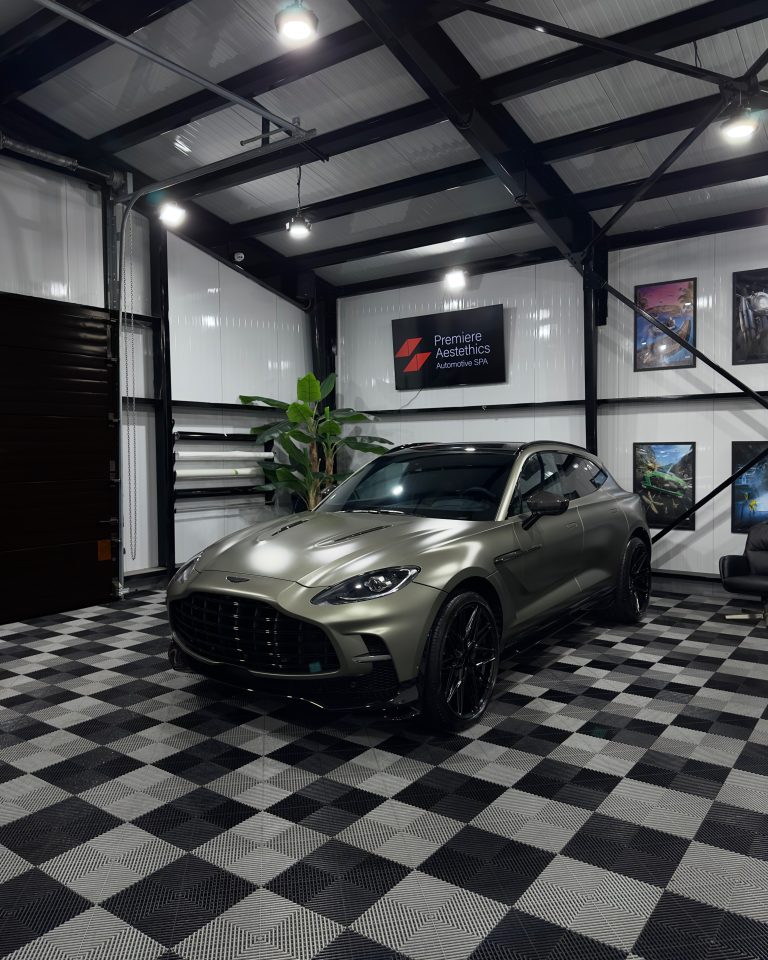 SUV Aston Martin cu folie PPF mata satinata pentru protectie si aspect frozen