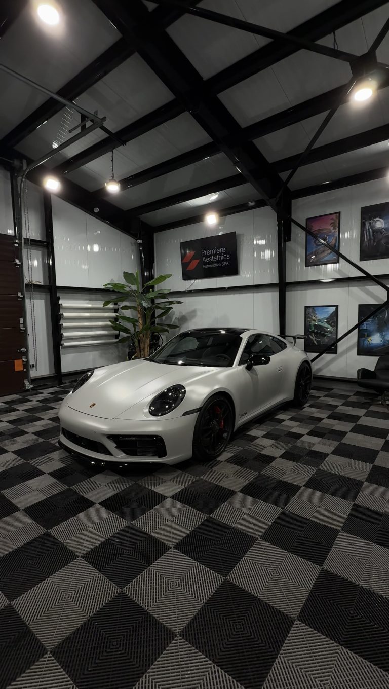 Porsche 911 alb transformat in satinat mat cu folie PPF in garaj Pitesti